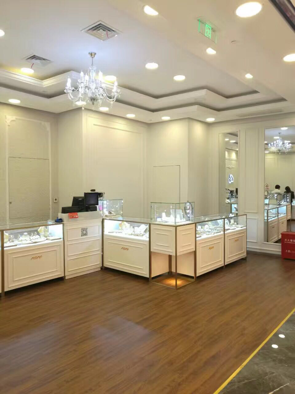 世纪大道百联1楼珠宝店